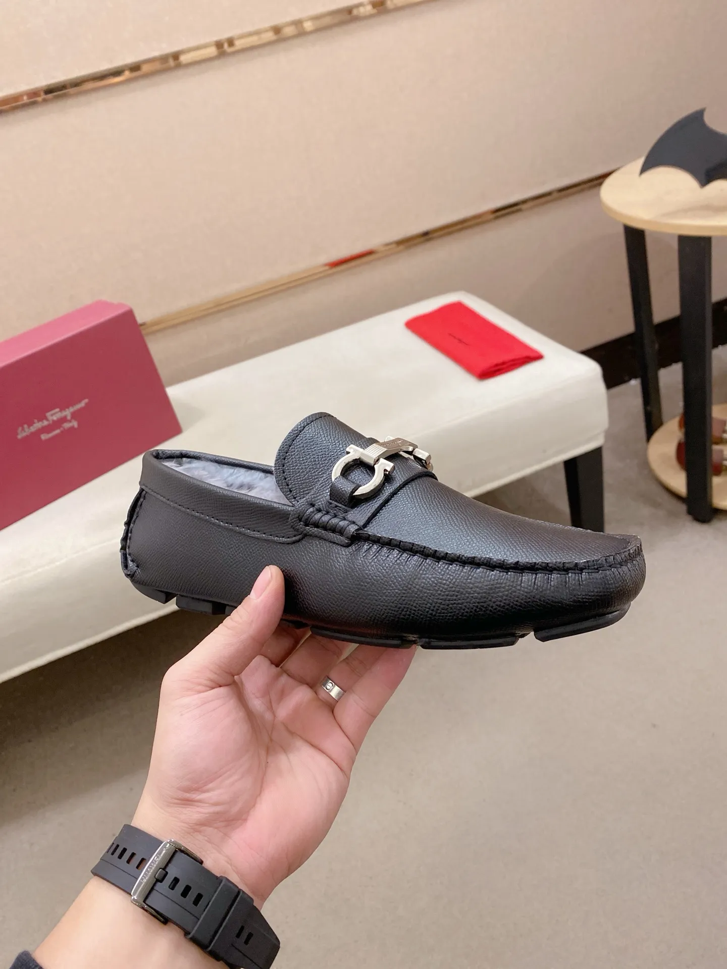 Factory price: 540💰High-end quality! Ferragamo🆕🆕Exclusive hot-selling products in stock🔥🔥New products on the shelves, high-quality Ferragamo men's pea shoes, high-end casual driving shoes, with complete packaging! 💪 💪 Material: imported first-layer cowhide 🐂 + imported high-quality wool lining + wear-resistant outsole 👍🏻👍🏻 Features: high-end and comfortable, purely handmade 🚀 🚀 Create the perfect shoes that suit you best 🔥 🔥 Size: (38-44) 45 standard size can be customized!